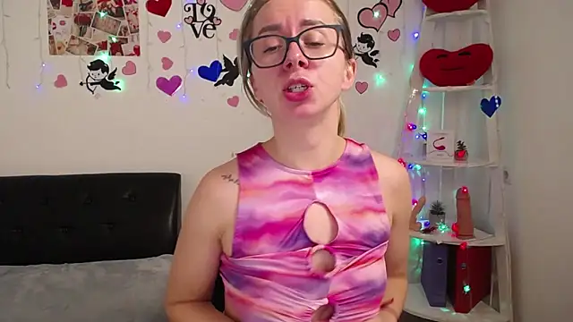 Snapshot of VasilisaSii chatting on 02-15-25, 09:16 VasilisaSii online show from 02-15-25, 09:16