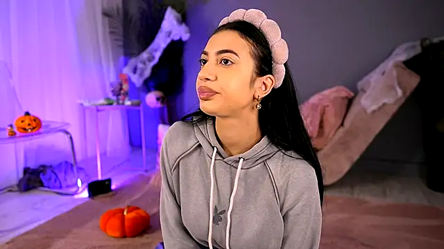 BetsyGonzale online show from 10-28-25, 04:02