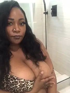 Snapshot of NovaDivine3000 chatting on 02-25-26, 12:33 NovaDivine3000 online show from 02-25-26, 12:33