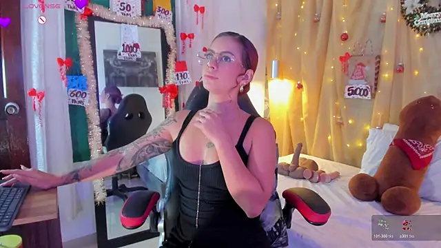 Sophiee Hill online show from 12-16-25, 01:15