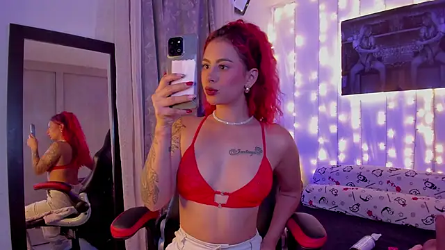 Snapshot of Sophiee_Hill chatting on 02-07-25, 05:20 Sophiee Hill online show from 02-07-25, 05:20