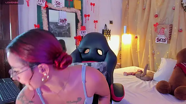 Sophiee Hill online show from 12-19-25, 08:00