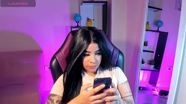 Snapshot of lana_0 chatting on 12-18-24, 12:21 lana 0 online show from 12-18-24, 12:21