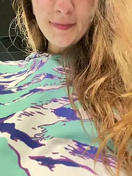 Snapshot of psilybaby chatting on 02-19-25, 06:33 psilybaby online show from 02-19-25, 06:33