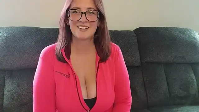Snapshot of TheBustyHouseWife chatting on 10-13-25, 03:46 TheBustyHouseWife online show from 10-13-25, 03:46