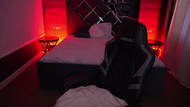 Snapshot of MirandaWong chatting on 10-25-25, 05:17 MirandaWong online show from 10-25-25, 05:17