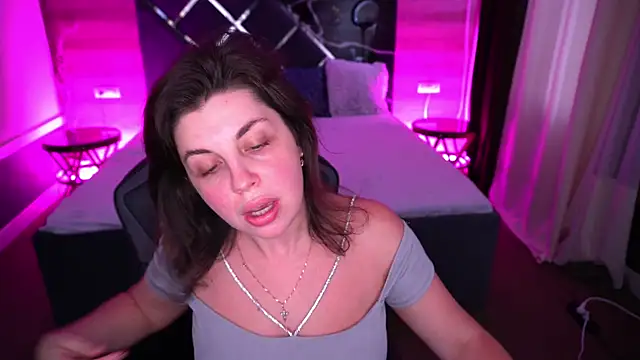 Snapshot of MirandaWong chatting on 10-13-25, 05:53 MirandaWong online show from 10-13-25, 05:53