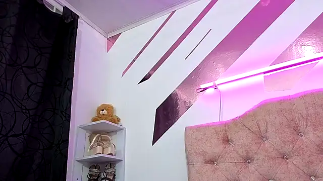 Kitten Hot  online show from 11-07-25, 01:43