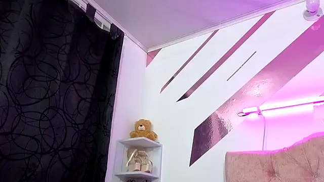 Kitten Hot  online show from 10-31-25, 05:04