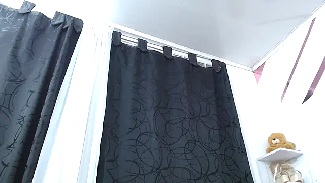 Snapshot of Kitten_Hot_ chatting on 10-21-25, 03:28 Kitten Hot online show from 10-21-25, 03:28