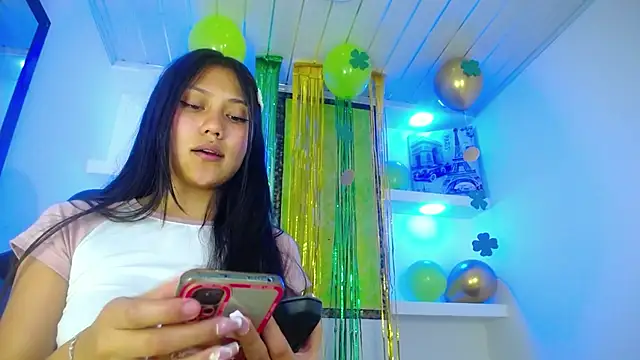 Snapshot of Catalehia_Milk chatting on 03-18-25, 12:30 Catalehia Milk online show from 03-18-25, 12:30