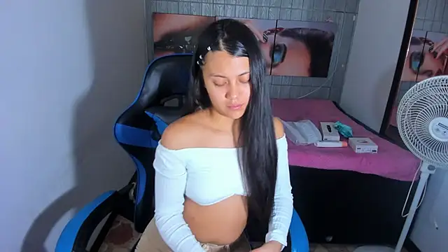 Snapshot of Catalehia_Milk chatting on 09-14-25, 04:02 Catalehia Milk online show from 09-14-25, 04:02