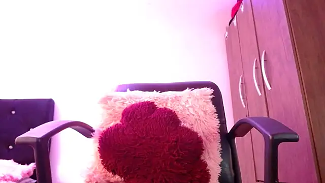 Snapshot of Miia-fox chatting on 01-22-25, 03:18 Miia-fox online show from 01-22-25, 03:18