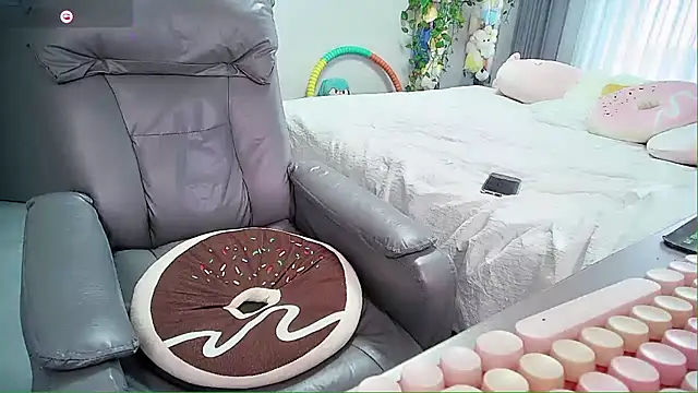 Xiaoyu-G online show from 10-16-25, 12:52