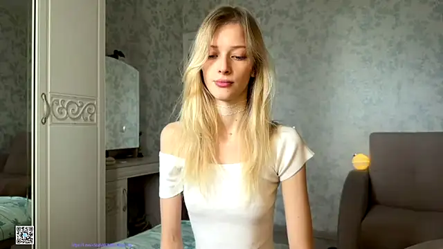 Snapshot of Evvie_Summn1 chatting on 10-13-25, 08:38 Evvie Summn1 online show from 10-13-25, 08:38