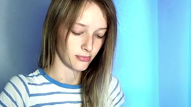 Snapshot of Evvie_Summn1 chatting on 07-27-26, 04:25 Evvie Summn1 online show from 07-27-26, 04:25