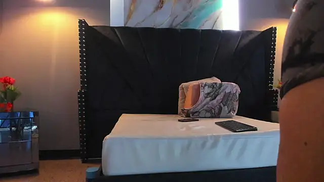 MAHIASMITH13 online show from 12-15-25, 01:06