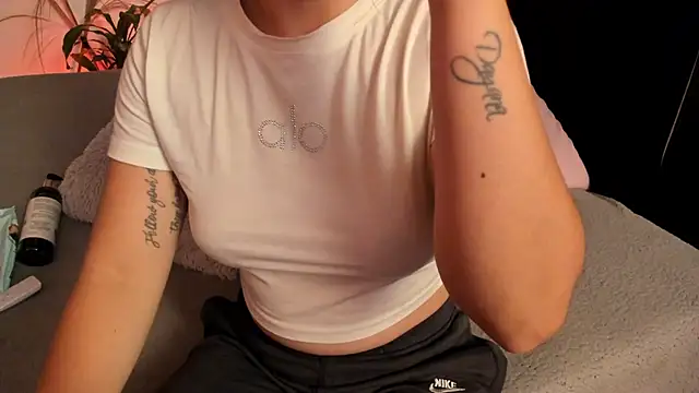 Snapshot of Serenity_Day chatting on 09-24-25, 01:57 Serenity Day online show from 09-24-25, 01:57