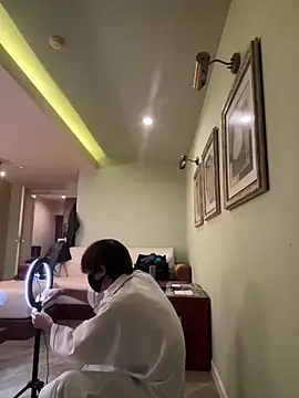 Snapshot of UKI06 chatting on 02-04-25, 11:16 UKI06 online show from 02-04-25, 11:16