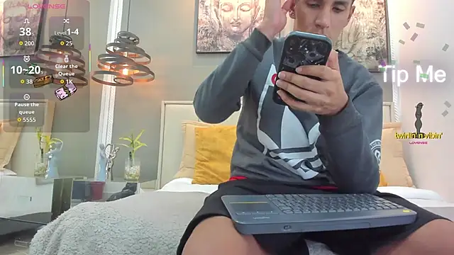 kieran derek online show from 11-18-25, 03:32