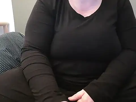 Snapshot of MarthaBriest chatting on 03-18-25, 03:55 MarthaBriest online show from 03-18-25, 03:55