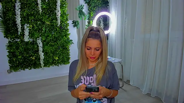 VivienCarter online show from 10-20-25, 05:24