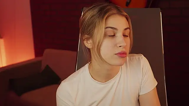 EllieCutes online show from 03-17-25, 05:23