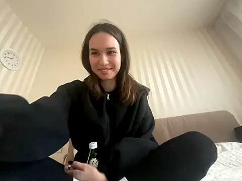 Roxie Mils online show from 11-18-25, 09:45