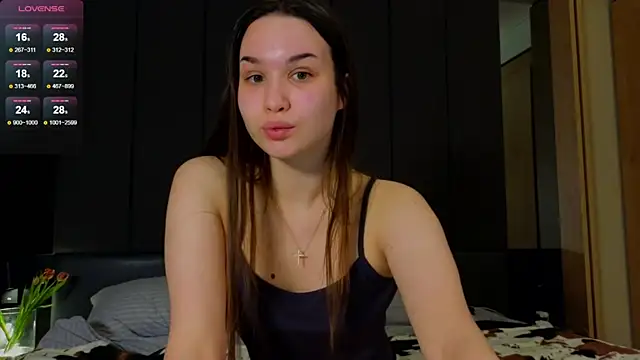 Snapshot of Roxie_Mils chatting on 03-20-25, 06:09 Roxie Mils online show from 03-20-25, 06:09