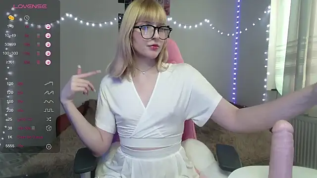 Snapshot of joy_pretty chatting on 12-20-24, 07:44 joy pretty online show from 12-20-24, 07:44