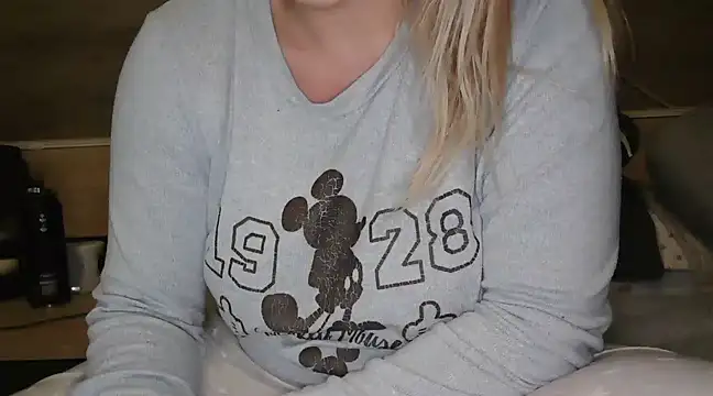 Snapshot of LaRa_forU chatting on 03-02-25, 10:13 LaRa forU online show from 03-02-25, 10:13