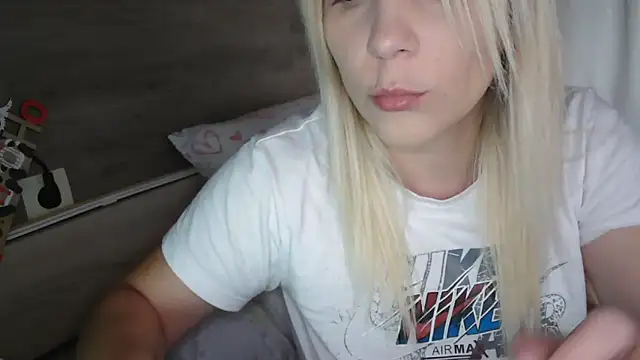 Snapshot of LaRa_forU chatting on 09-27-25, 09:26 LaRa forU online show from 09-27-25, 09:26