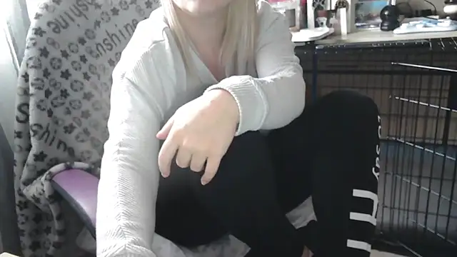 Snapshot of LaRa_forU chatting on 02-17-25, 03:55 LaRa forU online show from 02-17-25, 03:55