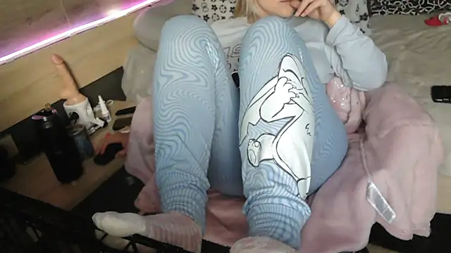 Snapshot of LaRa_forU chatting on 03-22-25, 04:04 LaRa forU online show from 03-22-25, 04:04