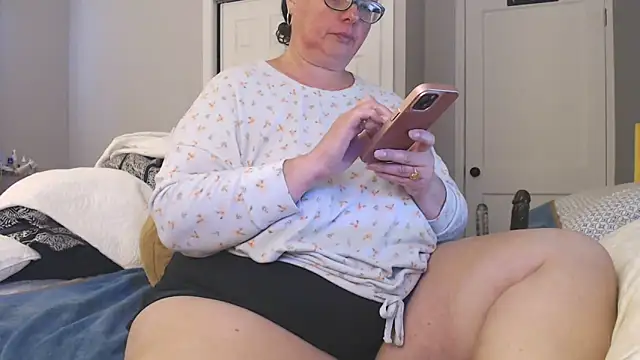 Snapshot of LauLauPAWG chatting on 06-16-26, 12:32 LauLauPAWG online show from 06-16-26, 12:32