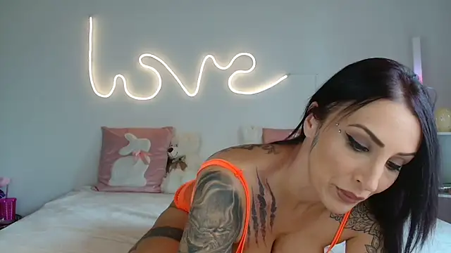 JuliaVegaOff online show from 05-16-26, 12:48