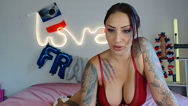 Snapshot of JuliaVegaOff chatting on 06-29-26, 11:21 JuliaVegaOff online show from 06-29-26, 11:21
