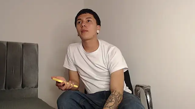 Snapshot of alex-lover chatting on 09-29-25, 01:01 alex-lover online show from 09-29-25, 01:01