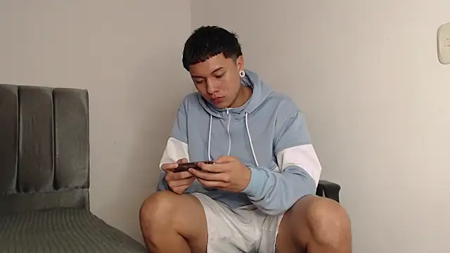 Snapshot of alex-lover chatting on 02-28-25, 04:32 alex-lover online show from 02-28-25, 04:32