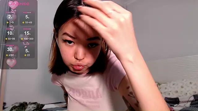 Snapshot of osaka_nia chatting on 10-22-25, 02:49 osaka nia online show from 10-22-25, 02:49