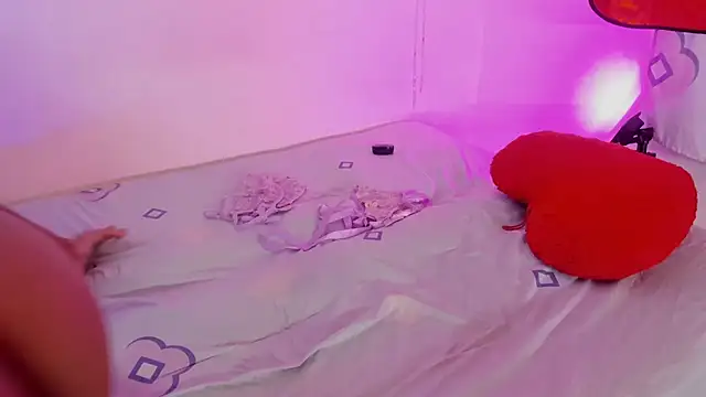 LoveBirds  1 online show from 12-13-25, 08:04