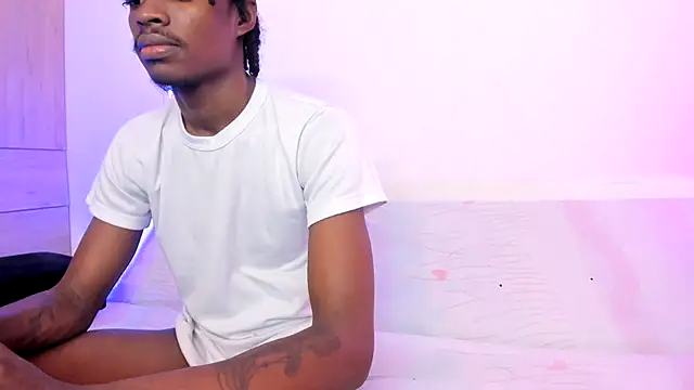 Snapshot of LoveBirds__1 chatting on 09-22-25, 08:48 LoveBirds 1 online show from 09-22-25, 08:48