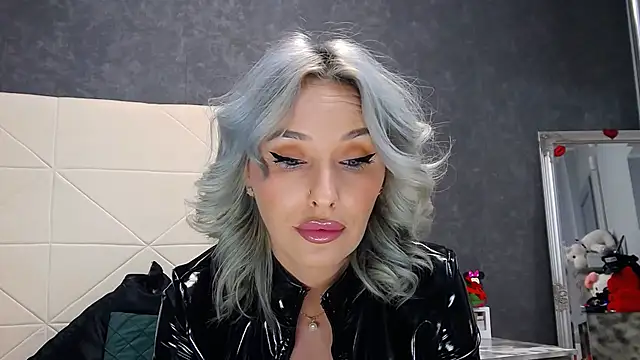 IssaSmith online show from 04-18-26, 06:49