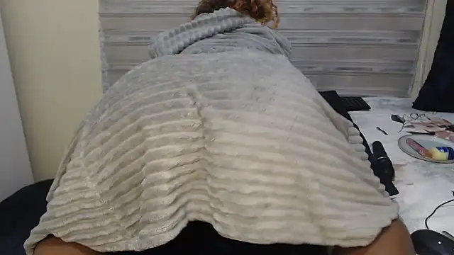 Foxybrownxx1 online show from 05-12-26, 07:31