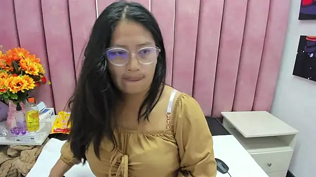 Miaa Smiith  online show from 10-12-25, 03:08