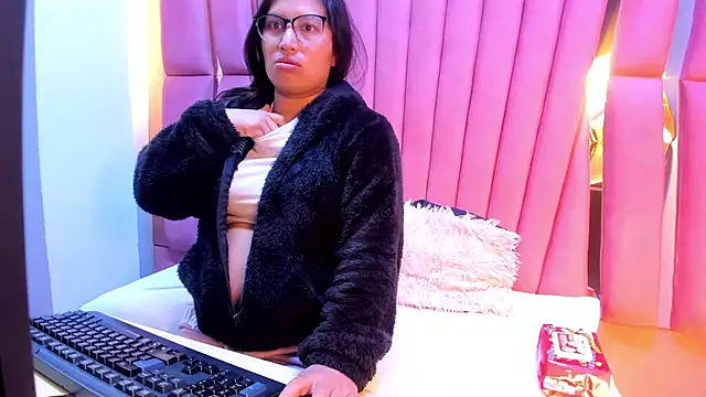 Miaa Smiith  online show from 07-03-26, 03:24
