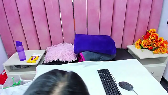 Miaa Smiith  online show from 12-20-25, 04:04