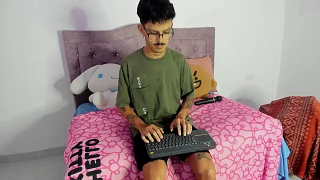 Snapshot of Ocsanis69 chatting on 02-08-26, 01:36 Ocsanis69 online show from 02-08-26, 01:36