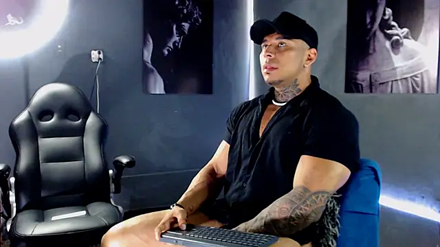Snapshot of bradley_smith chatting on 10-12-25, 01:40 bradley smith online show from 10-12-25, 01:40