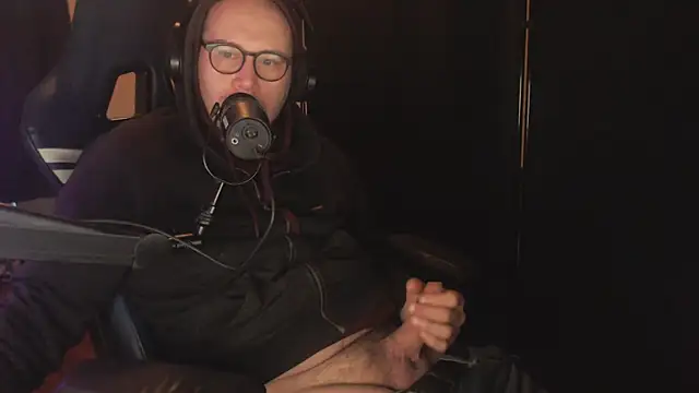 chicostick413 online show from 12-18-25, 01:48